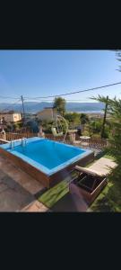 a large swimming pool with a view of the ocean at villa sun view in Peratiá
