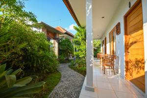 an external view of a house with a garden at Villa Raksa Canggu in Canggu