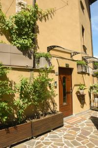 a building with a wooden door and a courtyard at Casa Vacanza La Torre in Paratico