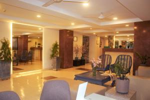 a lobby of a hotel with chairs and tables at Hotel Summer Frente Al Mar in Cartagena de Indias +67 photos