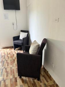 a living room with two chairs and a couch at bon Appetit Hotel restaurant barahona in Isleta de Barahona