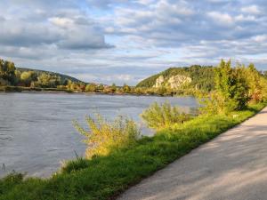 a river next to a road next to a river at Studio DG für 1 Person in Kelheim