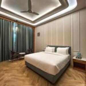 a bedroom with a bed and a ceiling at Hotel Imperial Blu in Similigurha