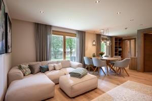 un soggiorno con un divano e un tavolo di by franz - Alpine Apartments in Kirchberg a Kirchberg in Tirol