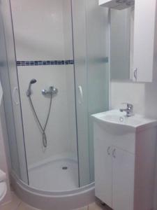 een badkamer met een douche en een wastafel bij Fino da Mario in Ebersbach an der Fils