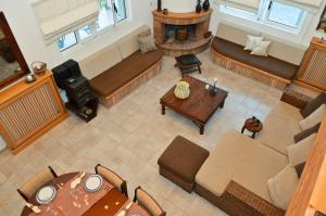 A seating area at Dimeon Villa