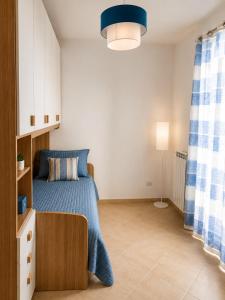 a bedroom with a bed with a blue bedspread at Optima Casa Vacanze II in Telese