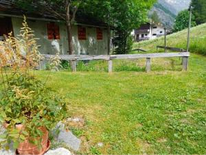 a yard with a wooden fence and a house at Chalet a due passi piste da sci in Valgrisenche