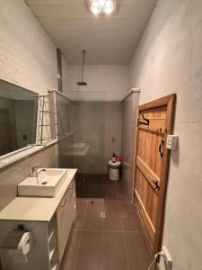 a bathroom with a sink and a toilet at Robinson Cottage in Oatlands +48 photos