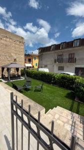 a garden with benches and a gazebo and a building at Bijoux 2 in Celano