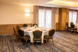 a conference room with a table and chairs at Holiday Inn Express Torreon by IHG in Torreón +63 photos