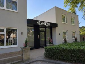 un edificio con un'insegna a trasferimento di cera alta di Hof van Bergen a Bergen