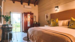 a bedroom with a large bed with yellow pillows at Onse Rus Guesthouse in Prince Albert +40 photos