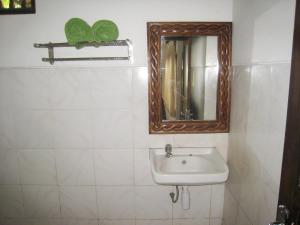 y baño con lavabo y espejo. en Galang Kangin Bungalows 2, en Amed