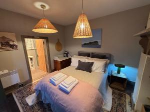 a bedroom with a bed with two towels on it at Robinson Cottage in Oatlands