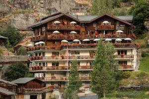 ein Gebäude mit Balkonen an der Seite eines Berges in der Unterkunft Hotel Edelweiss in Blatten im Lötschental