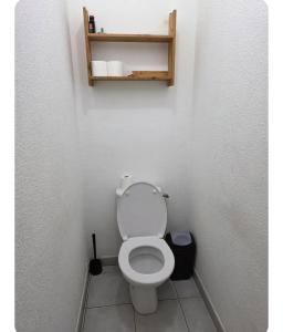 a small bathroom with a toilet in a room at Pierre de lumiere in Toulouse