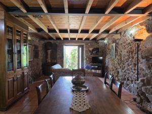 a dining room with a wooden table and chairs at Villa Vetusta in Penso
