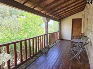 a balcony of a cabin with a table and chairs at Villa Vetusta in Penso