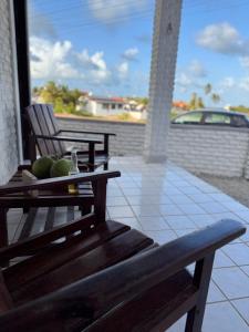 a wooden bench with fruit on it on a porch at Cantinho Muriu in Ceará-Mirim