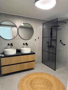 a bathroom with two sinks and a shower at THEONprivehouse in Koinyra