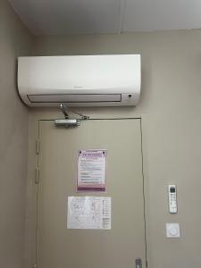 a light above a door in a hospital room at Hôtel La Lavande in Carpentras