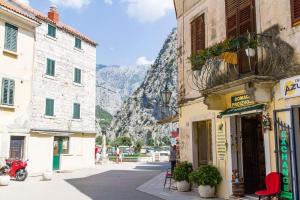 uma rua numa cidade com uma montanha ao fundo em Apartment Cetina em Omiš