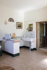 a room with a desk with a laptop on it at Casa Cucuzzolo in Isca sullo Ionio