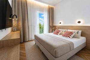 a bedroom with a large bed and a large window at Porto Marina - widok na jezioro z każdego z 3 pokoi, lux, garaż, klima in Iława