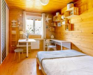 a bedroom with a bed and a desk and a table at Villa L'Epicléa, Chorges, entre lac et montagnes in Chorges