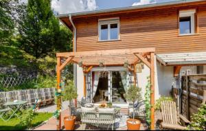 a house with a porch with a table and chairs at Villa L'Epicléa, Chorges, entre lac et montagnes in Chorges