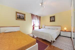 Postel nebo postele na pokoji v ubytování Apartments Dominique