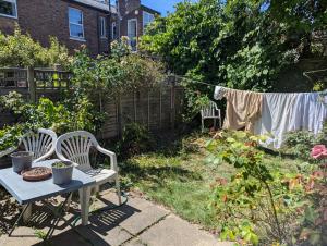 a backyard with a table and chairs and a clothes line at Rashas double room in London