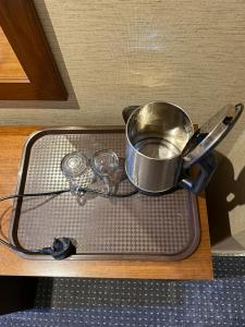 a pot and glasses on a tray on a table at Al Maqam Alsharqy Shuttle Srevice to Haram in Mecca +21 photos