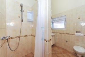 Koupelna v ubytování Apartments Dominique + 34 fotografií