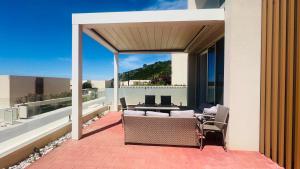 a patio with chairs and a table on a balcony at Veranda Apartment, Green Coast in Palasë