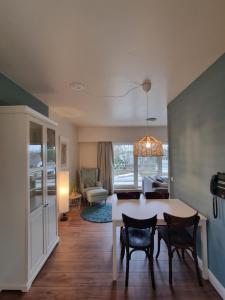 a living room with a dining room table and chairs at Ghent Business Flat in Ghent