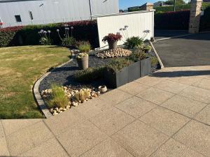 a garden with plants and flowers in a driveway at Chambres Saint-Jamaises in Saint-James