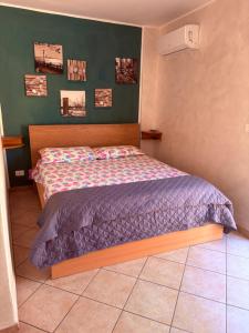 a bedroom with a bed in a room at La Terrazza in Civitavecchia