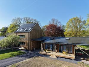 a barn style house with solar panels on the roof at DAS SILO - Neue Ferienwohnungen und Seminarräume, eröffnet März 2026 in Fröndenberg