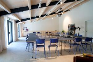 a large room with a table and chairs at DAS SILO - Neue Ferienwohnungen und Seminarräume, eröffnet März 2026 in Fröndenberg