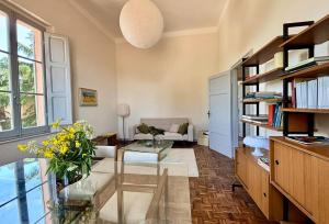 a living room with a couch and a table at Le Finestre in Città della Pieve