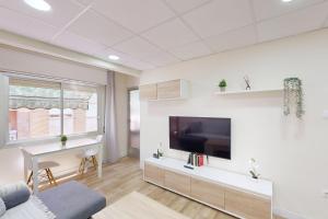 a living room with a tv and a desk at Apartamento Céntrico en Murcia in Murcia
