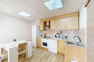 a kitchen with wooden cabinets and a sink at Apartamento Céntrico en Murcia in Murcia