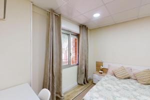 a bedroom with a bed and a window at Apartamento Céntrico en Murcia in Murcia