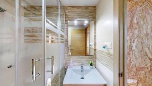 a bathroom with a sink and a mirror at Apartamento Céntrico en Murcia in Murcia +30 photos