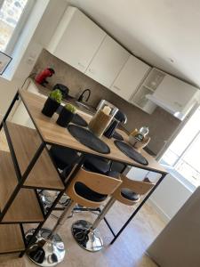 a kitchen with a table and chairs in a kitchen at Duplex cosy 2 chambres in Vals-les-Bains