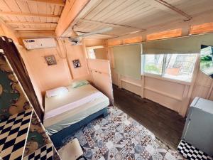 a small room with a bed and a window at La española in Santo Domingo