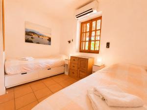a bedroom with two beds and a window at Spiti NICOLA in Stoupa
