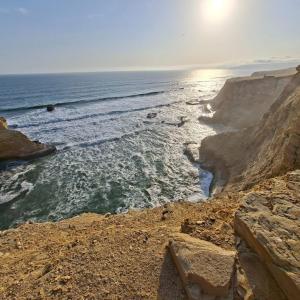 a view of the ocean from a cliff at Hospedaje vista del sur paracas in Paracas